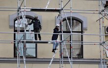 Фото 14: Пошкоджений російським «шахедом» корпус університету в Дублянах накривають тимчасовим куполом (відео)