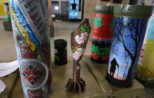 Фото 9: У Центрі Довженка відкрилась виставка розмальованих військових артефактів: відбудеться аукціон