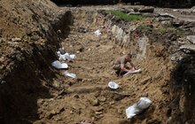Фото 6: З Пагорба Слави демонтували другу вхідну колону: на якому етапі ексгумація радянських поховань (відео)