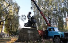Фото 1: У Львові з Пагорбу слави демонтували три радянські пам’ятники: скульптури поповнять експозицію музею «Територія терору» (відео)