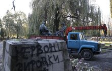 Фото 6: У Львові з Пагорбу слави демонтували три радянські пам’ятники: скульптури поповнять експозицію музею «Територія терору» (відео)