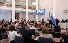 Фото 8: 300 мільйонів порцій їжі українцям: у Львові засновнику World Central Kitchen Хосе Андресу вручили особливу міську відзнаку — «Залізний Лев»