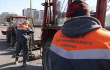 Фото 9: Після зими з вулиць Львова щодня вивозять по кілька машин піску: прибирання триватиме ще кілька тижнів (відео)