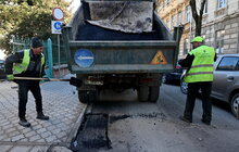 Фото 11: Після складної зими у Львові ліквідовують ями на дорогах (відео)