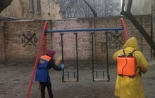 Фото 75: На території Львова проводять миття і дезінфекцію дитячих майданчиків