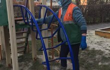 Фото 3: Комунальні служби дезінфікують місто: миють вулиці, тротуари, зупинки транспорту, сходові клітки будинків
