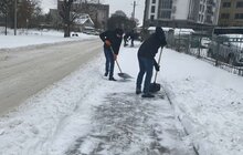Фото 3: Працівники Львівської мерії долучились до прибирання міста від снігу