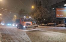 Фото 25: Минулої ночі в місті працювало 95 одиниць техніки, для посипання доріг використано 492 м3 піскосуміші