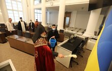 Фото 6: Впродовж дня охочі можуть набрати свяченої води з резервуару на площі Ринок