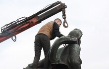 Фото 1: Скульптуру «Русалка Дністрова» демонтували і везуть до Львова