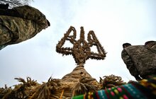 Фото 3: У Львові встановили найбільший в Україні тризуб з дідухів (фото)