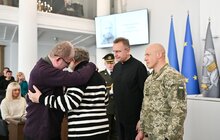 Фото 8: У Львові 29 захисників посмертно нагородили «Почесним знаком Святого Юрія» за оборону України (фото) 
