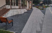 Фото 1: На громадському просторі на вул. Шевченка, 30 встановили вуличні меблі