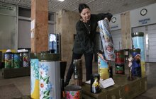 Фото 1: У Центрі Довженка відкрилась виставка розмальованих військових артефактів: відбудеться аукціон