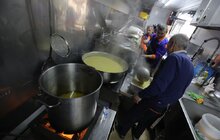 Фото 3: Біля університету ветеринарної медицини працює мобільна кухня для вимушено переміщених українців