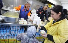 Фото 14: Біля університету ветеринарної медицини працює мобільна кухня для вимушено переміщених українців