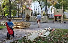 Фото 10: У парку Франка почали встановлювати унікальну ігрову зону «Лис Микита»
