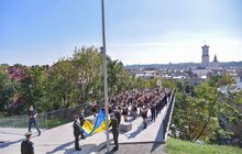 Фото 4: На Меморіалі Героїв Небесної Сотні курсанти Ліцею Героїв Крут урочисто підняли національний стяг