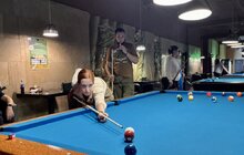 Фото 1: Пацієнти центру НЕЗЛАМНІ спробували новий вид реабілітації – гру в більярд
