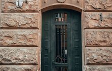 Фото 3: У Львові поблизу палацу Сосновського відреставрували металеву браму з оригінальним декроттуаром