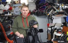 Фото 2: У центрі «Джерело» реабілітаційне обладнання ремонтує та вдосконалює особливий майстер