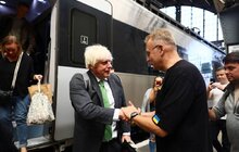 Фото 3: Борис Джонсон приїхав до Львова: найперше вшанував пам’ять захисників на Личаківському цвинтарі (відео)