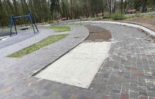 Фото 2: У міських парках оновили зони з піском: берег озера та ігрові майданчики для дітей