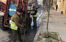 Фото 3: У Львові очистили близько 9 тисяч дощоприймачів: з них витягували не лише пісок, а й пляшки, пластиковий посуд та навіть айфон