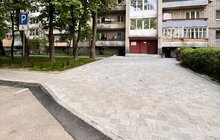 Фото 6: На вул. Тролейбусній облаштували доступність прибудинкової території біля будинку, де проживає дитина на кріслі колісному
