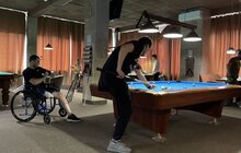 Фото 3: Пацієнти центру НЕЗЛАМНІ спробували новий вид реабілітації – гру в більярд