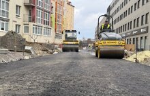 Фото 3: На вул. Залізничній стелять нижній шар асфальту
