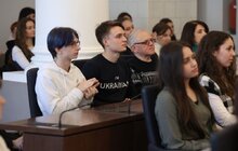 Фото 5: Сергій Жадан, Вахтанг Кіпіані, парамедикиня Тайра та їх робособака зустрілися з молоддю Львова