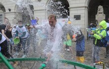 Фото 1: У Львові на пл. Ринок триває «Обливаний понеділок»