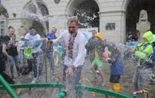 Фото 11: У Львові на пл. Ринок триває «Обливаний понеділок»