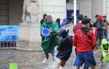 Фото 16: У Львові на пл. Ринок триває «Обливаний понеділок»