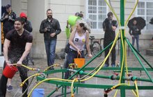 Фото 21: У Львові на пл. Ринок триває «Обливаний понеділок»