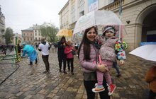 Фото 23: У Львові на пл. Ринок триває «Обливаний понеділок»