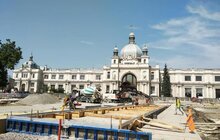 Фото 3: На пл. Двірцевій встановлюють гранітні бордюри пішохідної частини та розпочинають облаштовувати фундамент для нового фонтану