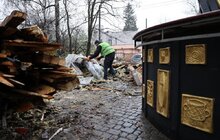 Фото 2: Понад 10 років без дозволів: на вулиці Коновальця демонтовують незаконні споруди