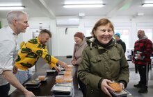 Фото 11: Відомий шеф-кухар Євген Клопотенко вже два місяці привозить їжу для переселенців у модульні містечка Львова (відео)
