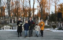 Фото 4: Мер Львова зі синами та дружиною зранку вшанував новітніх Героїв на Личакові
