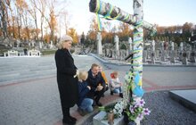 Фото 9: Мер Львова зі синами та дружиною зранку вшанував новітніх Героїв на Личакові