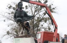 Фото 10: Скульптуру «Русалка Дністрова» демонтували і везуть до Львова