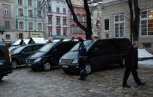 Фото 7: На пл Ринок без жодного погодження припаркували 10 машин 