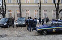 Фото 16: На пл Ринок без жодного погодження припаркували 10 машин 