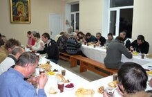 Фото 3: На Святвечір бездомні спільно розділили трапезу за різдвяним столом