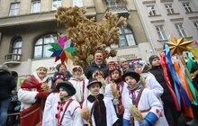 Фото 28: У переддень Різдва у Львові встановили Різдвяного Дідуха