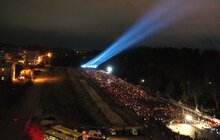 Фото 2: Світло для світу: у Львові над могилами українських Героїв у небо запустили промені пам'яті (відео)
