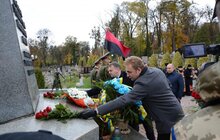 Фото 7: Урочисте покладання квітів та запалювання лампадок на Полі почесних поховань №76 Личаківського кладовища