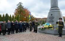 Фото 14: Урочисте покладання квітів та запалювання лампадок на Полі почесних поховань №76 Личаківського кладовища
